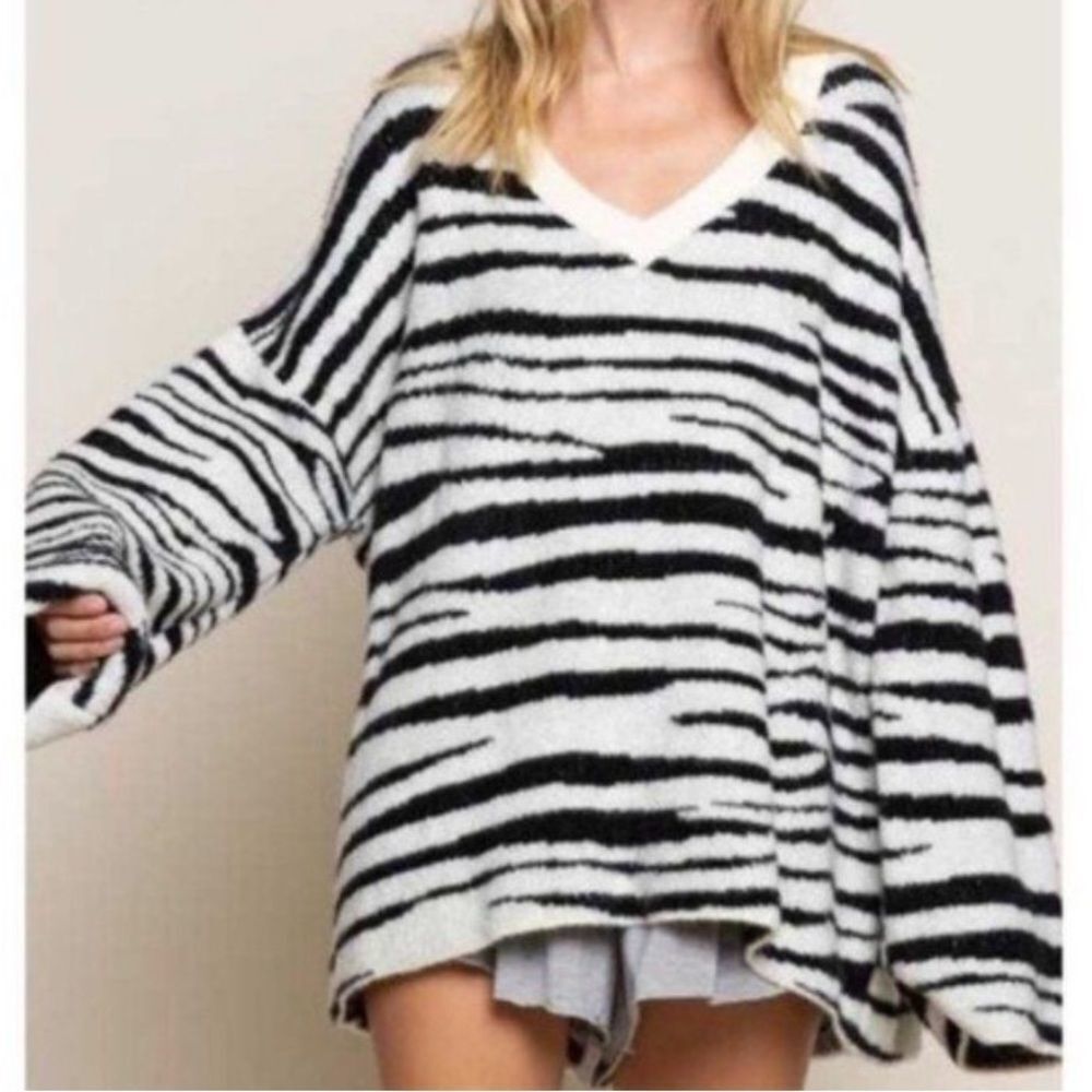 POL Zebra Print V-Neck Knit Oversized Sweater Size Small
